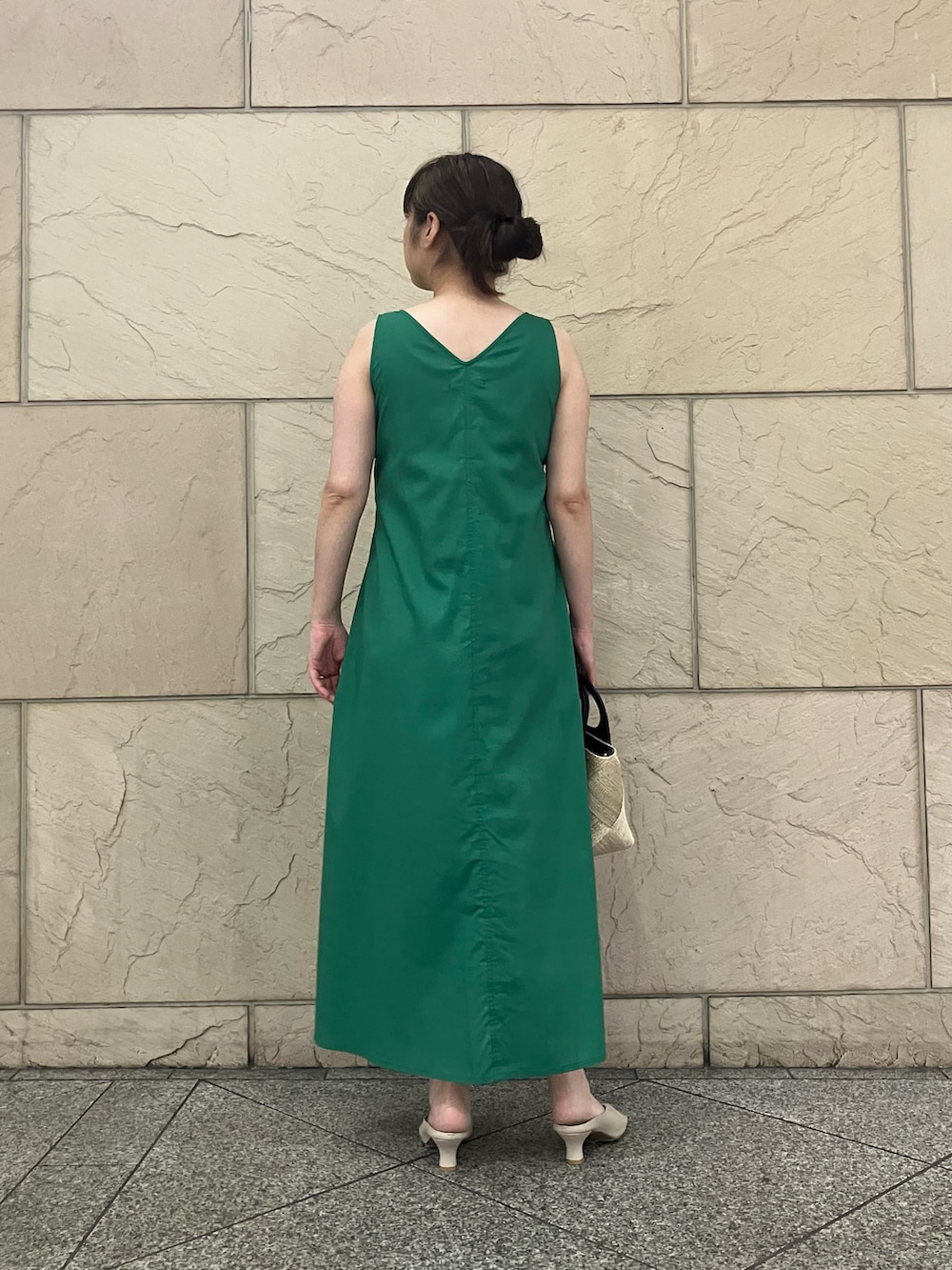 グリーン系のワンピース、ベージュ系のショルダーバッグを着用したレディースの夏コーディネートの3枚目の写真