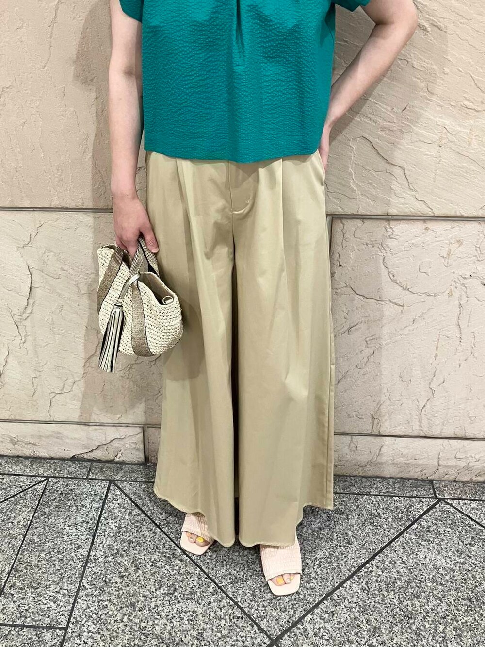 ベージュ系のかごバッグ、ベージュ系のその他パンツ、グリーン系のシャツ/ブラウスを着用したレディースの夏コーディネートの4枚目の写真