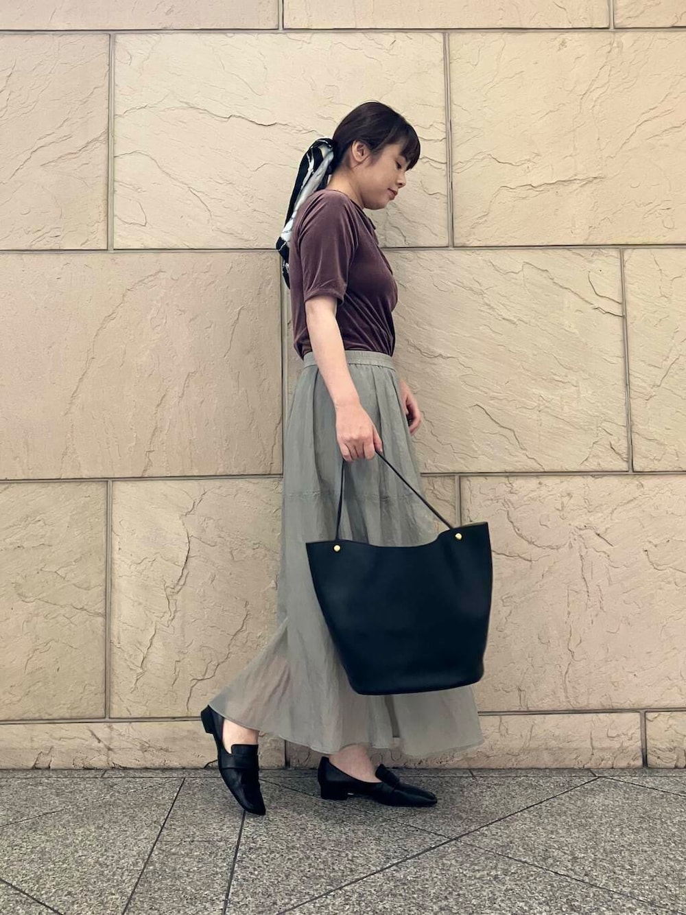 グレー系のスカート、レッド系のTシャツ/カットソーを着用したレディースの夏コーディネートの2枚目の写真