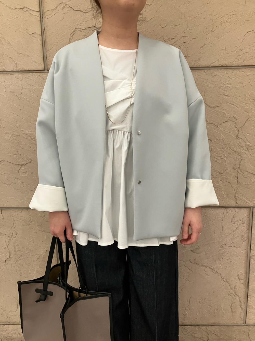 ホワイト系のシャツ/ブラウス、ホワイト系のノーカラージャケット、ブルー系のパンツを着用したレディースの春コーディネートの5枚目の写真