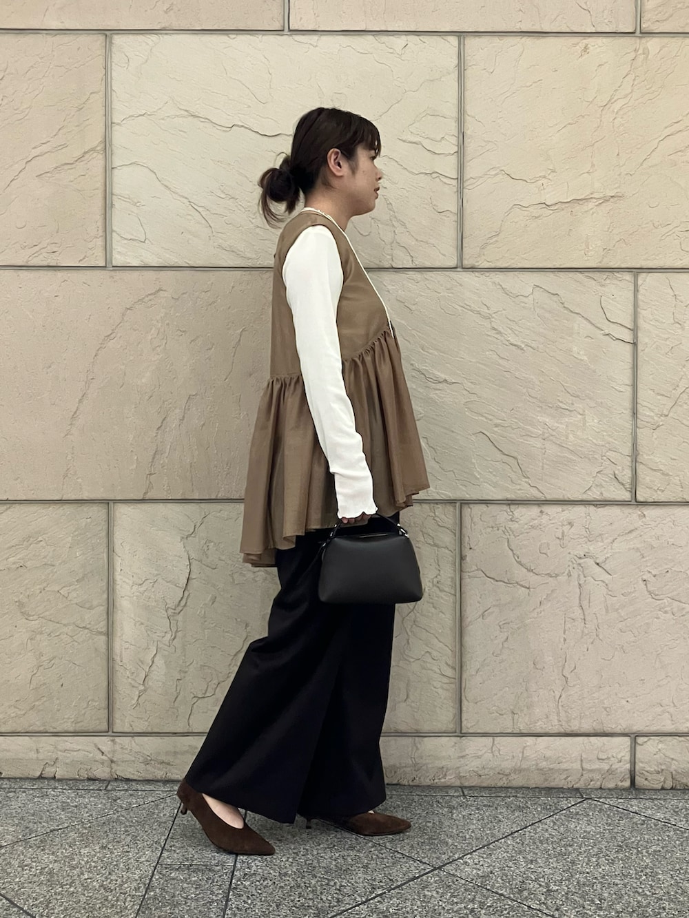 ベージュ系のシャツ/ブラウス、ブラウン系のその他パンツ、ホワイト系のTシャツ/カットソーを着用したレディースの秋コーディネートの2枚目の写真