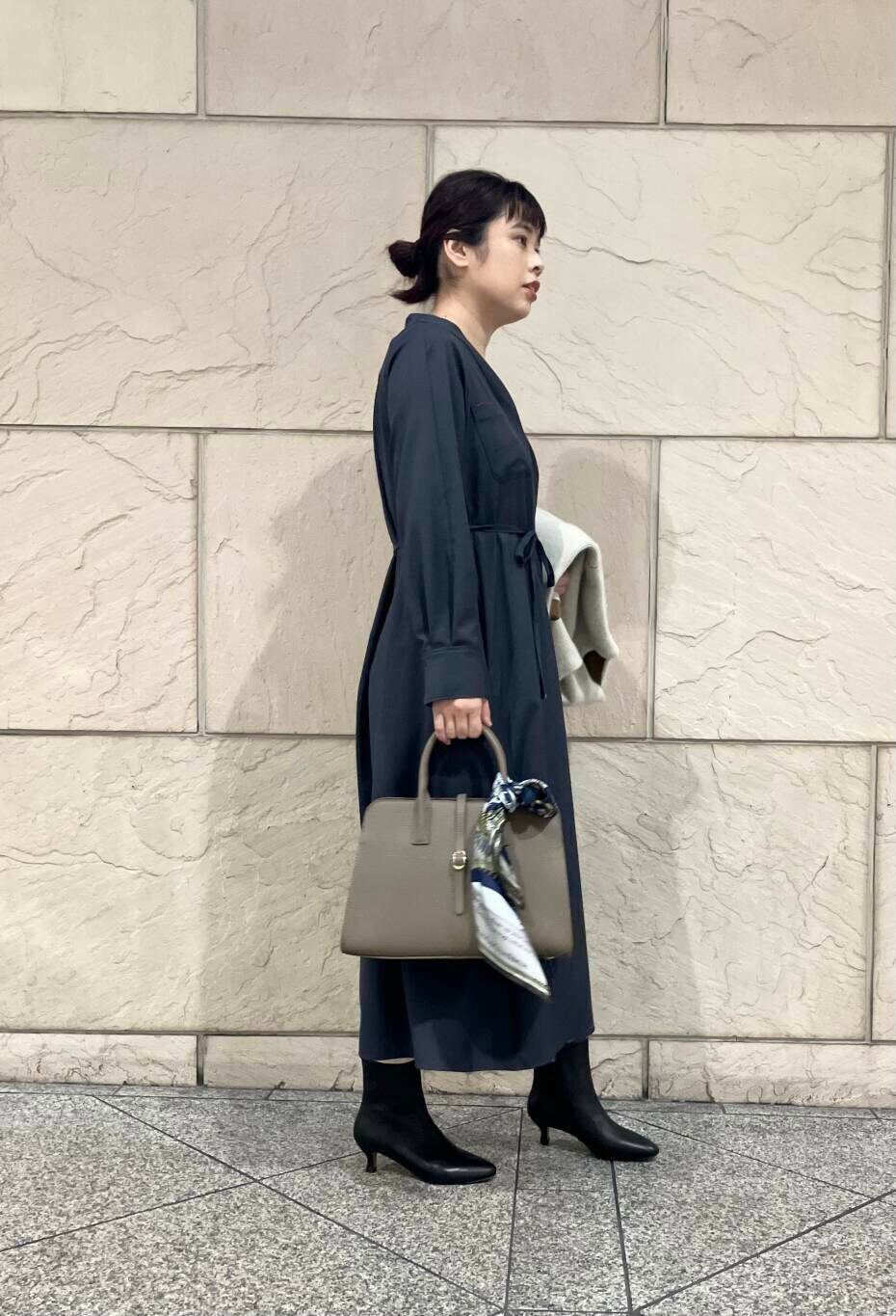 グレー系のワンピース、グレー系のカーディガン/ボレロ、ブラック系のブーツを着用したレディースの秋コーディネートの7枚目の写真