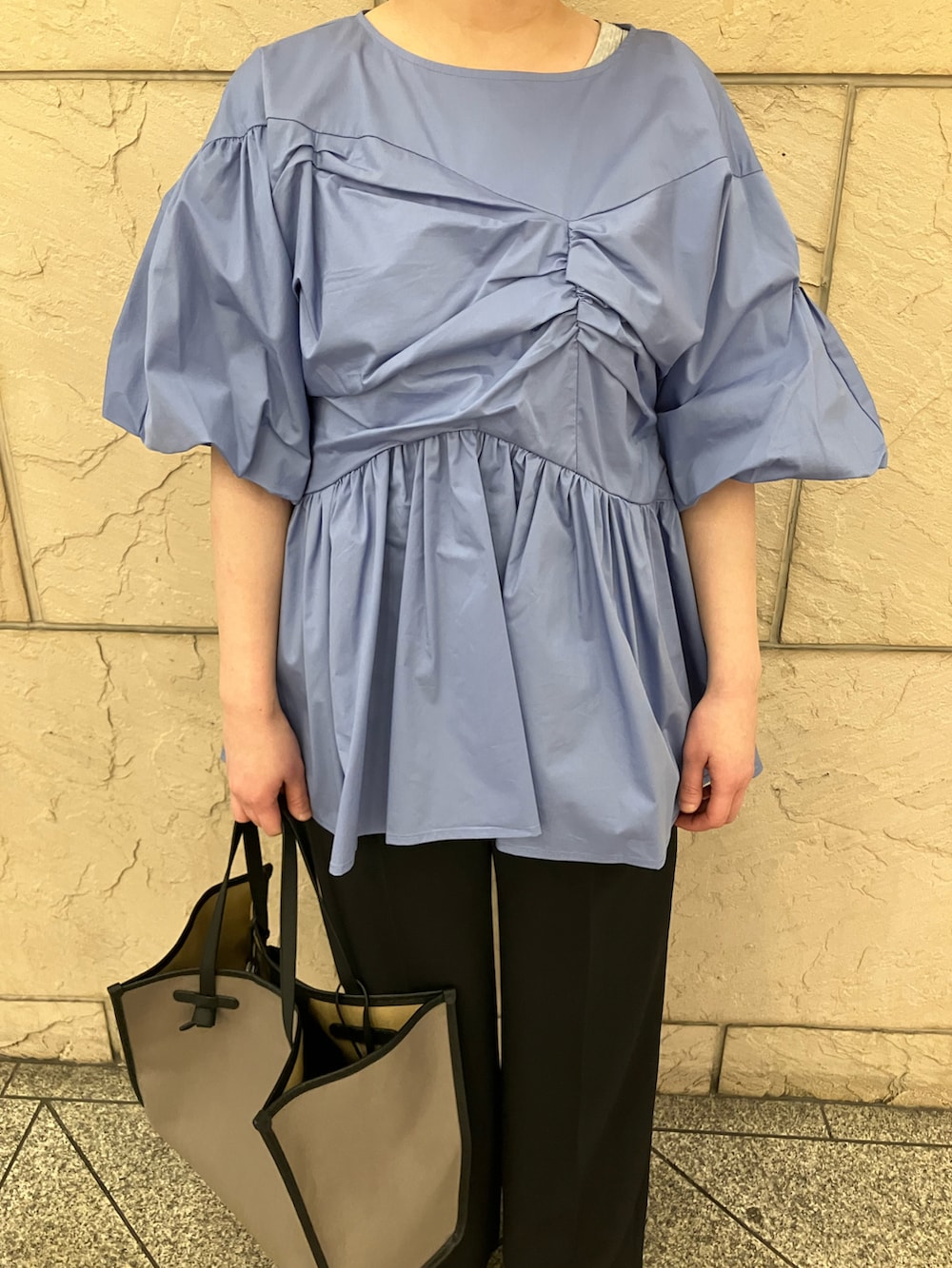 ブルー系のシャツ/ブラウス、ブラック系のその他パンツ、グレー系のバッグを着用したレディースの春コーディネートの4枚目の写真