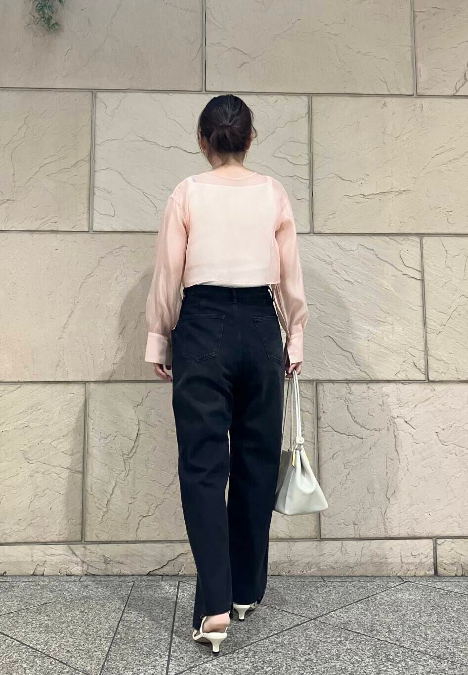 ホワイト系のサンダル、ホワイト系のキャミソール、ブラック系のデニムパンツを着用したレディースの夏コーディネートの3枚目の写真