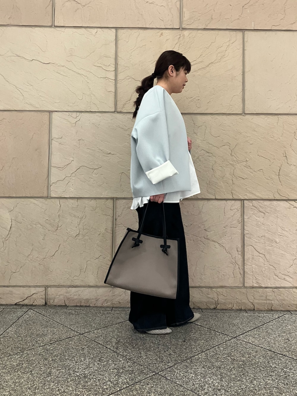 ホワイト系のシャツ/ブラウス、ホワイト系のノーカラージャケット、ブルー系のパンツを着用したレディースの春コーディネートの2枚目の写真