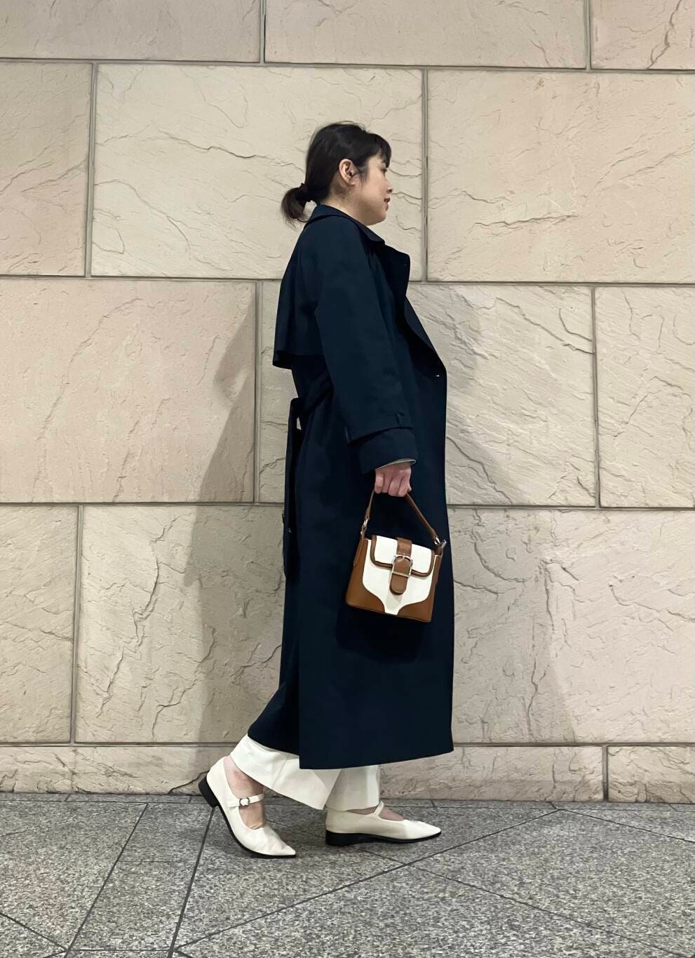 ホワイト系のその他パンツ、ブルー系のトレンチコート、グリーン系のシャツ/ブラウスを着用したレディースの冬コーディネートの2枚目の写真