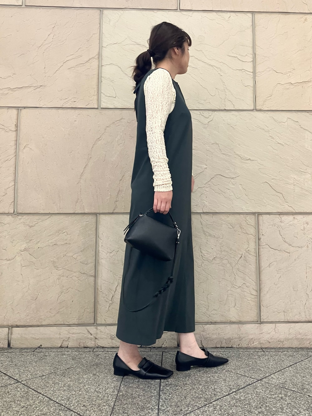 ホワイト系のTシャツ/カットソー、ブラック系のハンドバッグ、グレー系のワンピースを着用したレディースの夏コーディネートの2枚目の写真