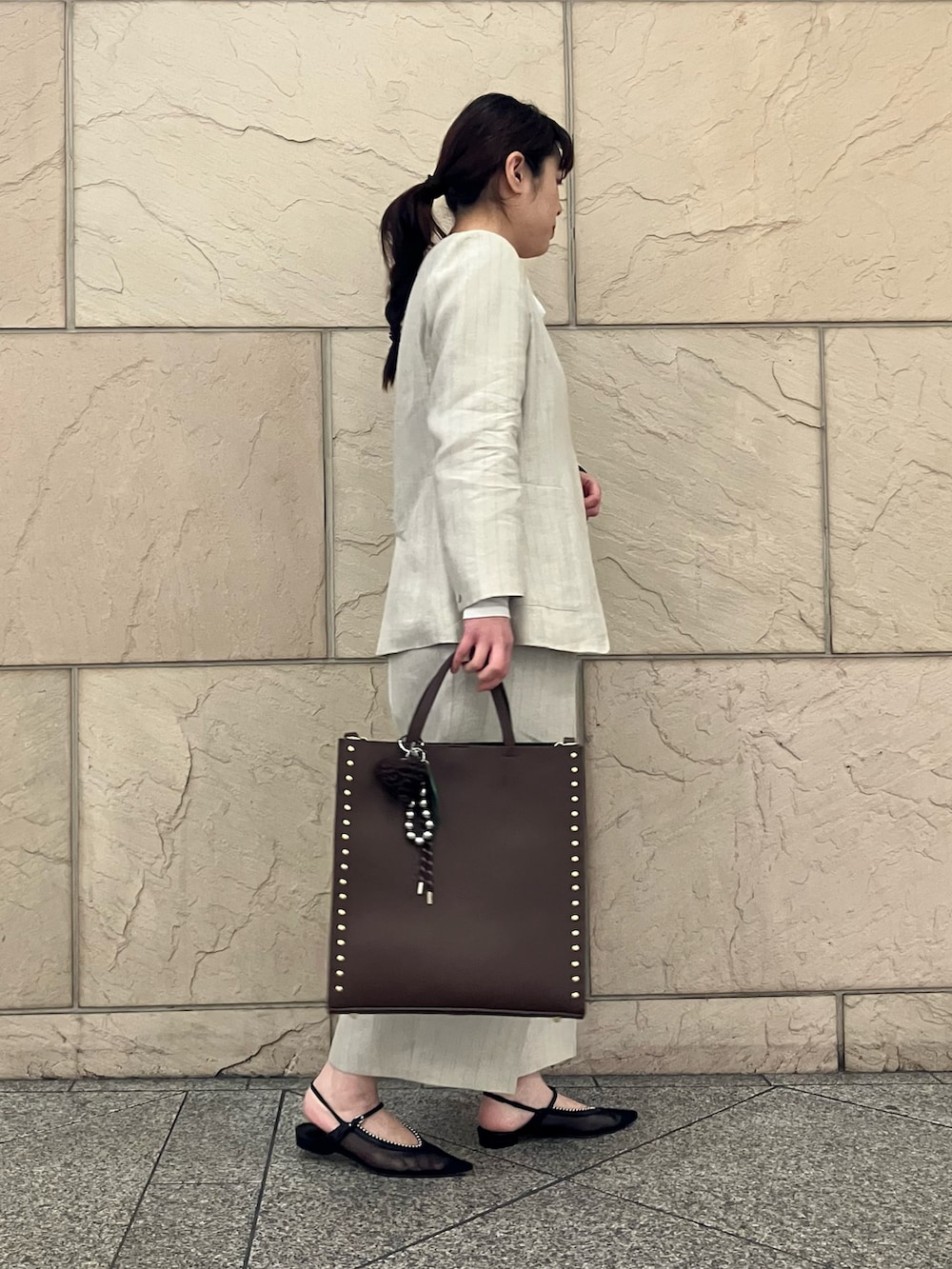 ホワイト系のTシャツ/カットソー、ベージュ系のノーカラージャケット、ベージュ系のその他パンツを着用したレディースの春コーディネートの2枚目の写真