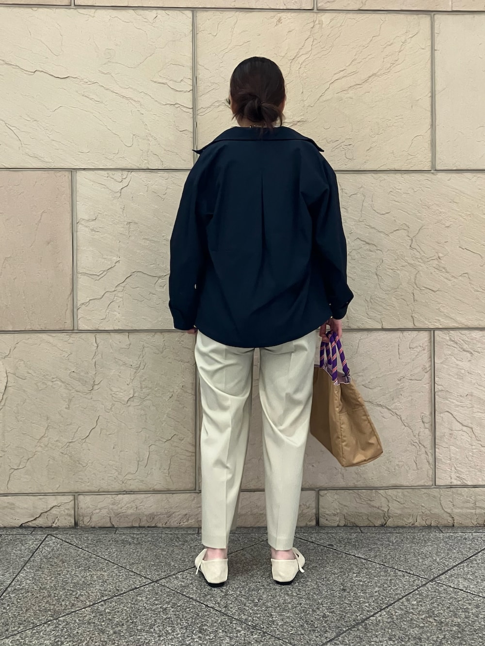 ホワイト系のベスト、ブルー系のその他アウター、ベージュ系のその他パンツを着用したレディースの冬コーディネートの3枚目の写真