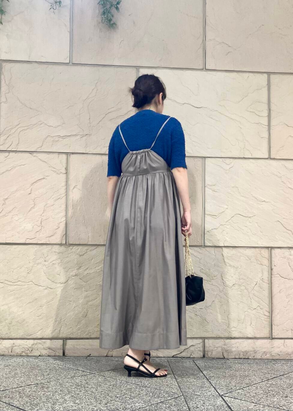 ブラウン系のワンピース、ブラック系のハンドバッグ、ブルー系のニット/セーターを着用したレディースの夏コーディネートの3枚目の写真