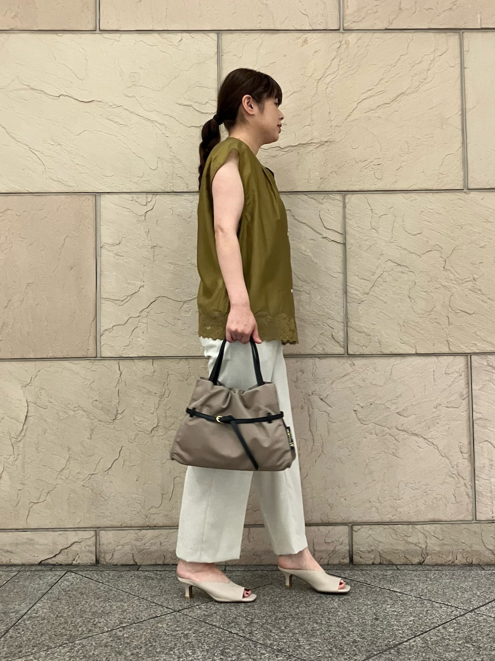 ベージュ系のその他パンツ、ベージュ系のバッグを着用したレディースの夏コーディネートの2枚目の写真