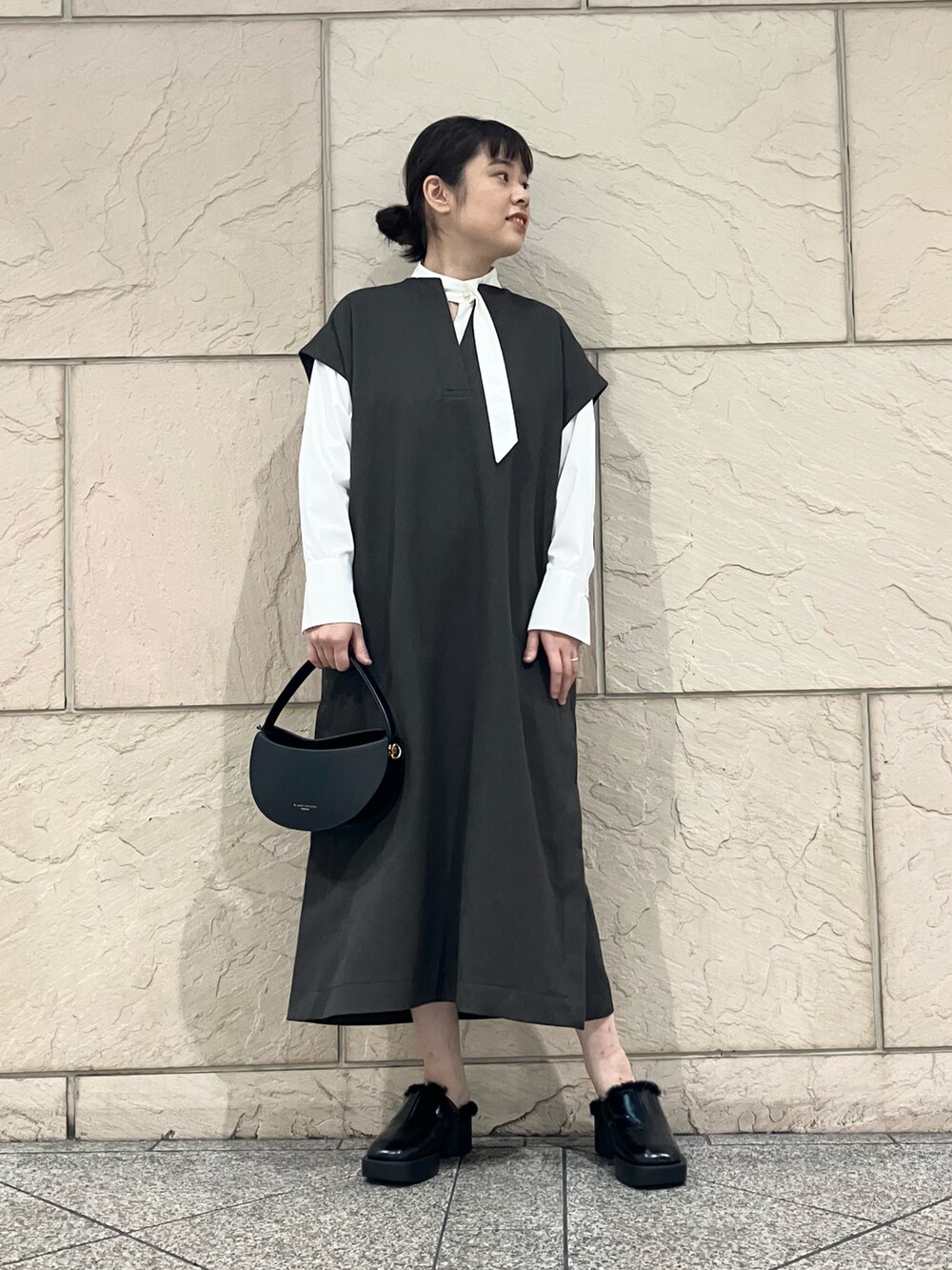 ブラウン系のワンピース、ホワイト系のシャツ/ブラウス、ブラック系のシューズを着用したレディースの秋コーディネートの2枚目の写真