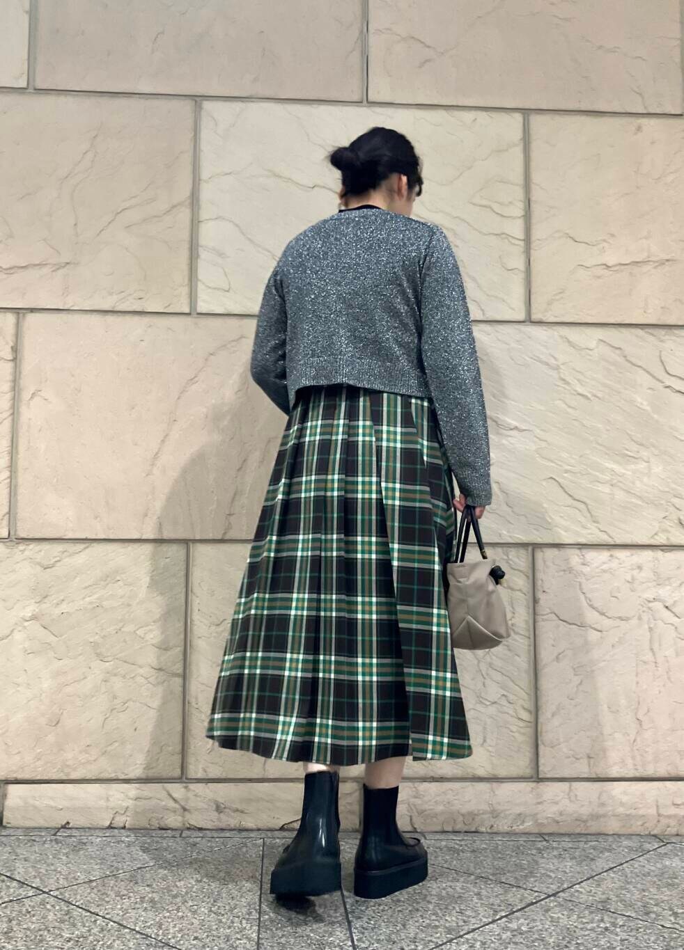 ベージュ系のハンドバッグ、ブラック系のニット/セーター、グリーン系のスカートを着用したレディースの秋コーディネートの5枚目の写真