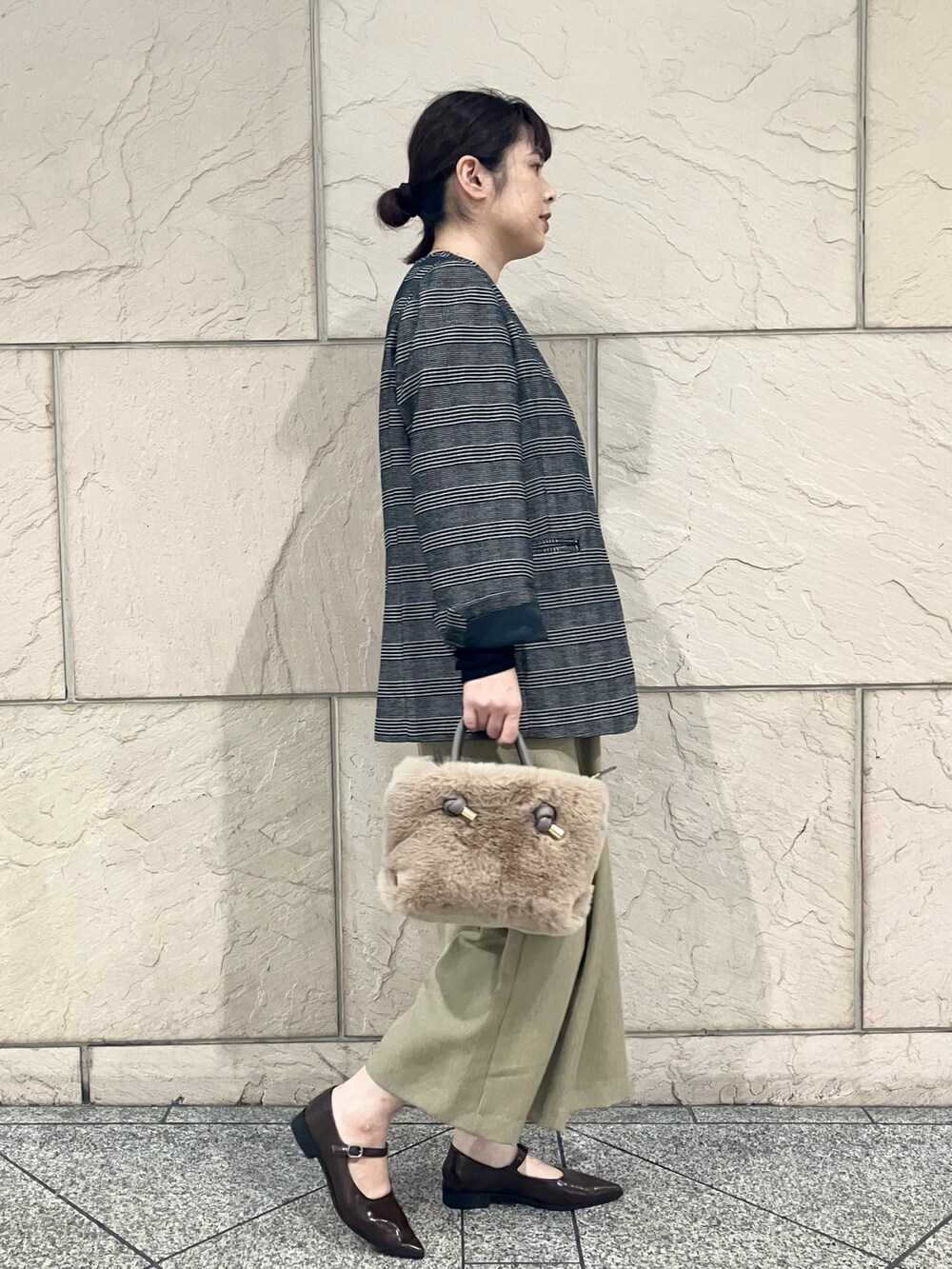 ベージュ系のサロペット/オーバーオール、ブラック系のTシャツ/カットソー、ブラック系のジャケット/アウターを着用したレディースの秋コーディネートの3枚目の写真