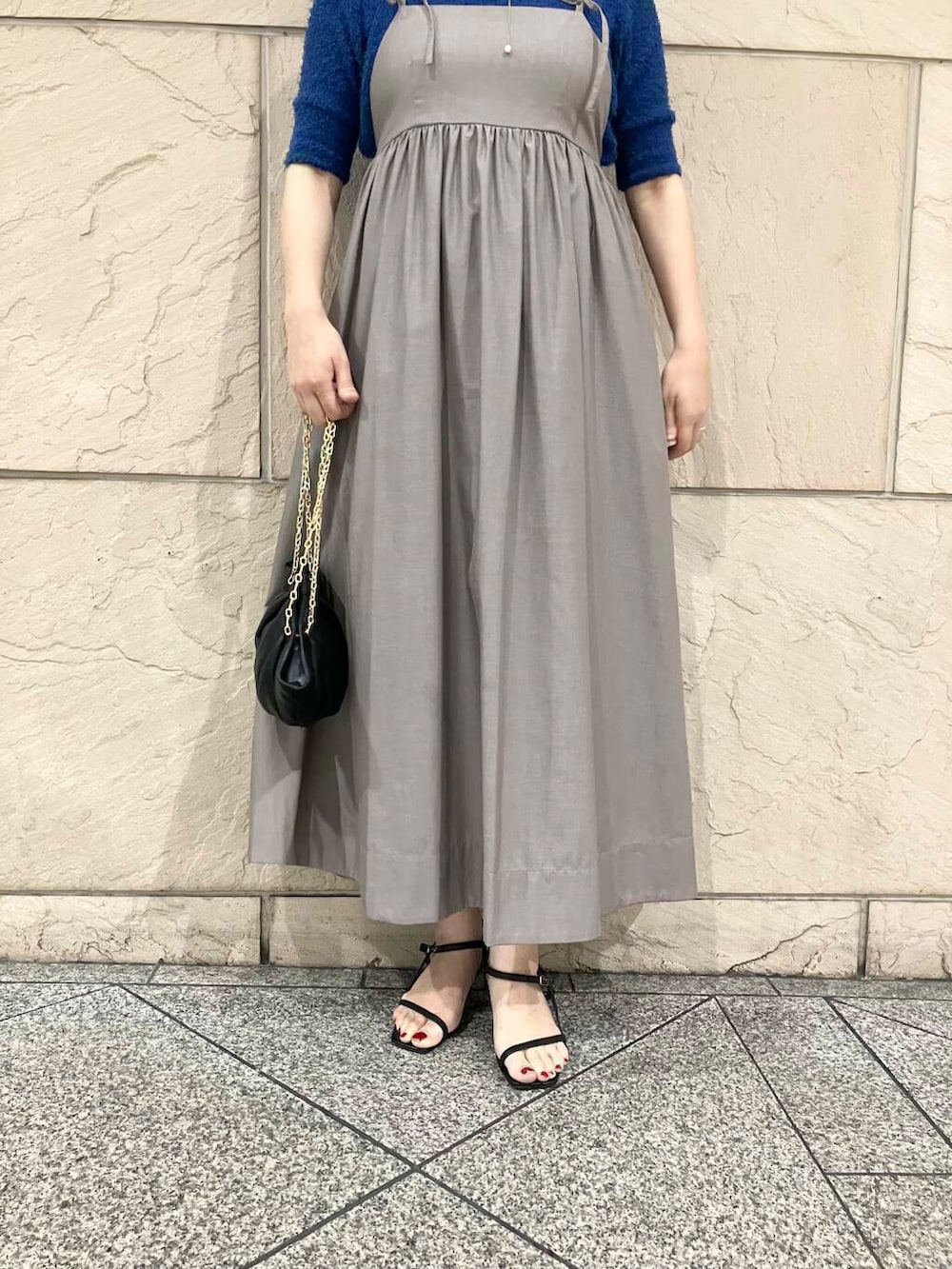 ブラウン系のワンピース、ブラック系のハンドバッグ、ブルー系のニット/セーターを着用したレディースの夏コーディネートの5枚目の写真