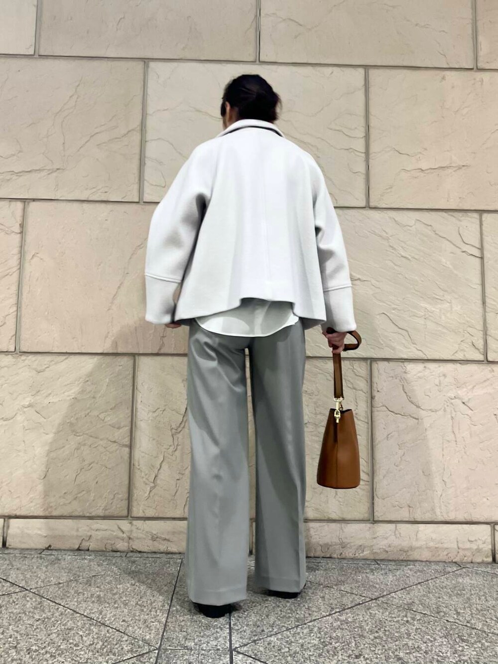 ホワイト系のシャツ/ブラウス、グレー系のピーコート、ブラウン系のショルダーバッグを着用したレディースの秋コーディネートの3枚目の写真