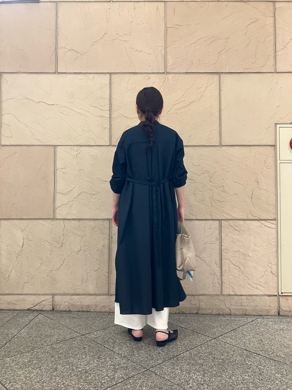 ホワイト系のキャミソール、ホワイト系のデニムパンツ、ブルー系のワンピースを着用したレディースの春コーディネートの3枚目の写真