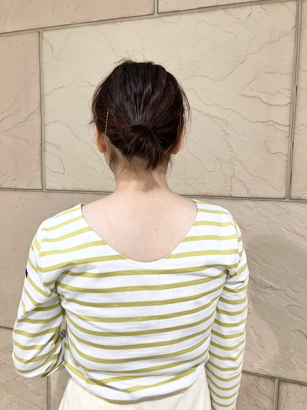 イエロー系のTシャツ/カットソー、ホワイト系のスカート、シルバー系のバレエシューズを着用したレディースの春コーディネートの3枚目の写真