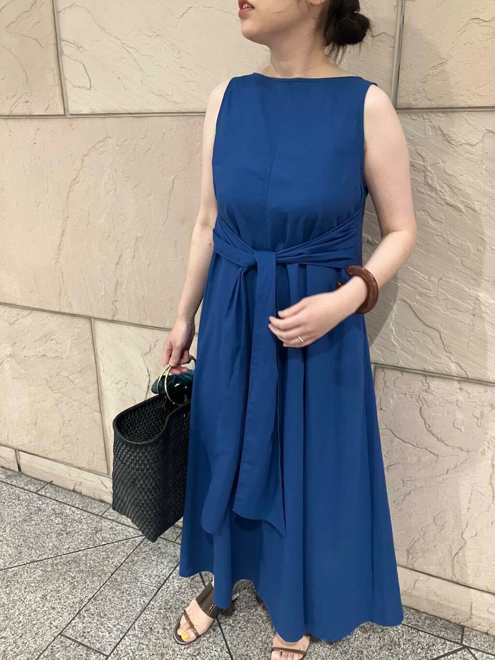 ブルー系のワンピース、グリーン系のバンダナ/スカーフ、ブラウン系のブレスレットを着用したレディースの夏コーディネートの4枚目の写真