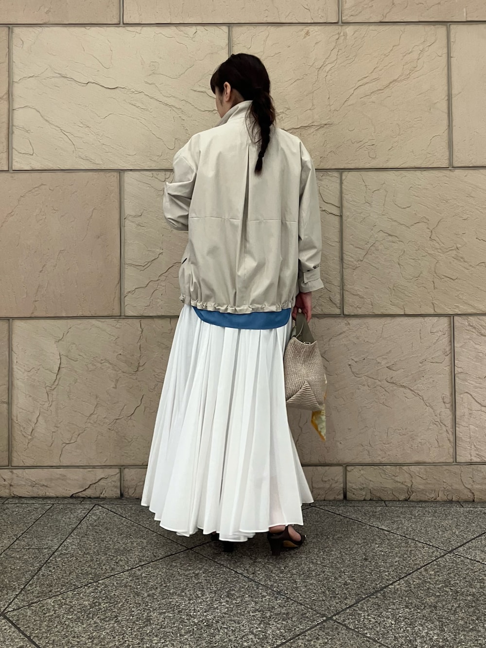 ブルー系のシャツ/ブラウス、ベージュ系のその他アウター、ホワイト系のスカートを着用したレディースの春コーディネートの3枚目の写真