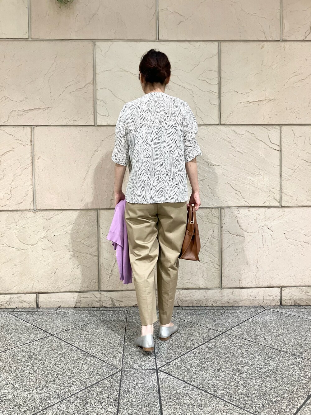 ホワイト系のシャツ/ブラウス、ベージュ系のその他パンツ、シルバー系のその他シューズを着用したレディースの夏コーディネートの3枚目の写真