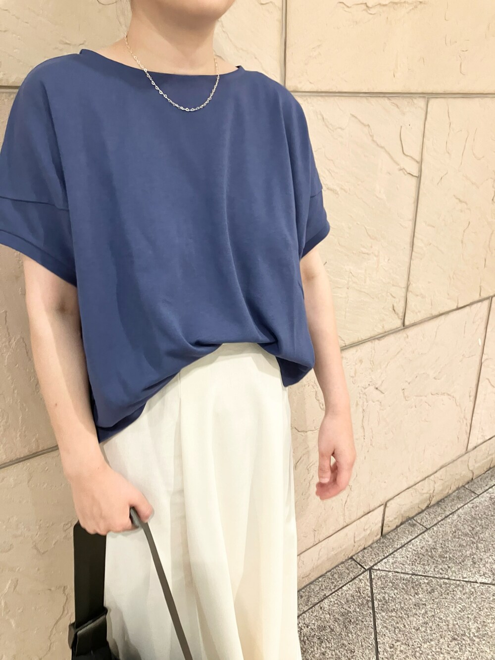 グレー系のTシャツ/カットソー、ホワイト系のスカート、ブルー系のスニーカーを着用したレディースの夏コーディネートの4枚目の写真
