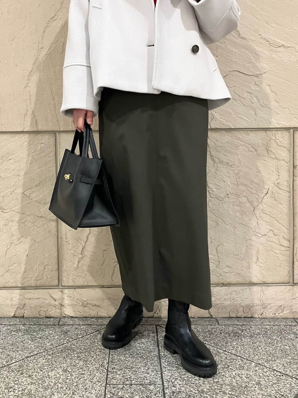 「カジュアルスタイル、ゆるコーデ、冬アウター、大人女子」｜「URBAN RESEARCH ROSSO WOMENのショートハイネックホールニット（ニット/セーター、レッド系）」を使った、umediaさん（レディース・164cm）の冬コーディネートの5枚目の写真