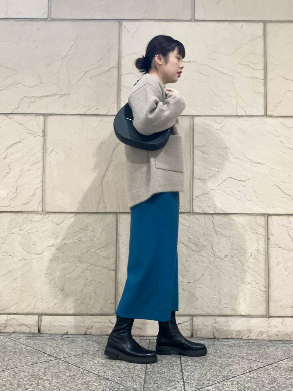 ブラック系のTシャツ/カットソー、ブラウン系のカーディガン/ボレロ、ブラック系のショルダーバッグを着用したレディースの秋コーディネートの2枚目の写真