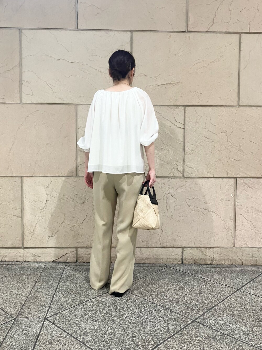 ホワイト系のシャツ/ブラウス、ベージュ系のその他パンツ、ブラック系のかごバッグを着用したレディースの春コーディネートの3枚目の写真