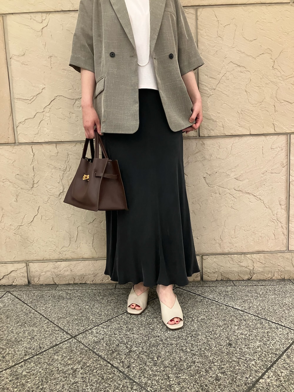 ピンク系のTシャツ/カットソー、ベージュ系のその他アウター、グレー系のスカートを着用したレディースの春コーディネートの5枚目の写真