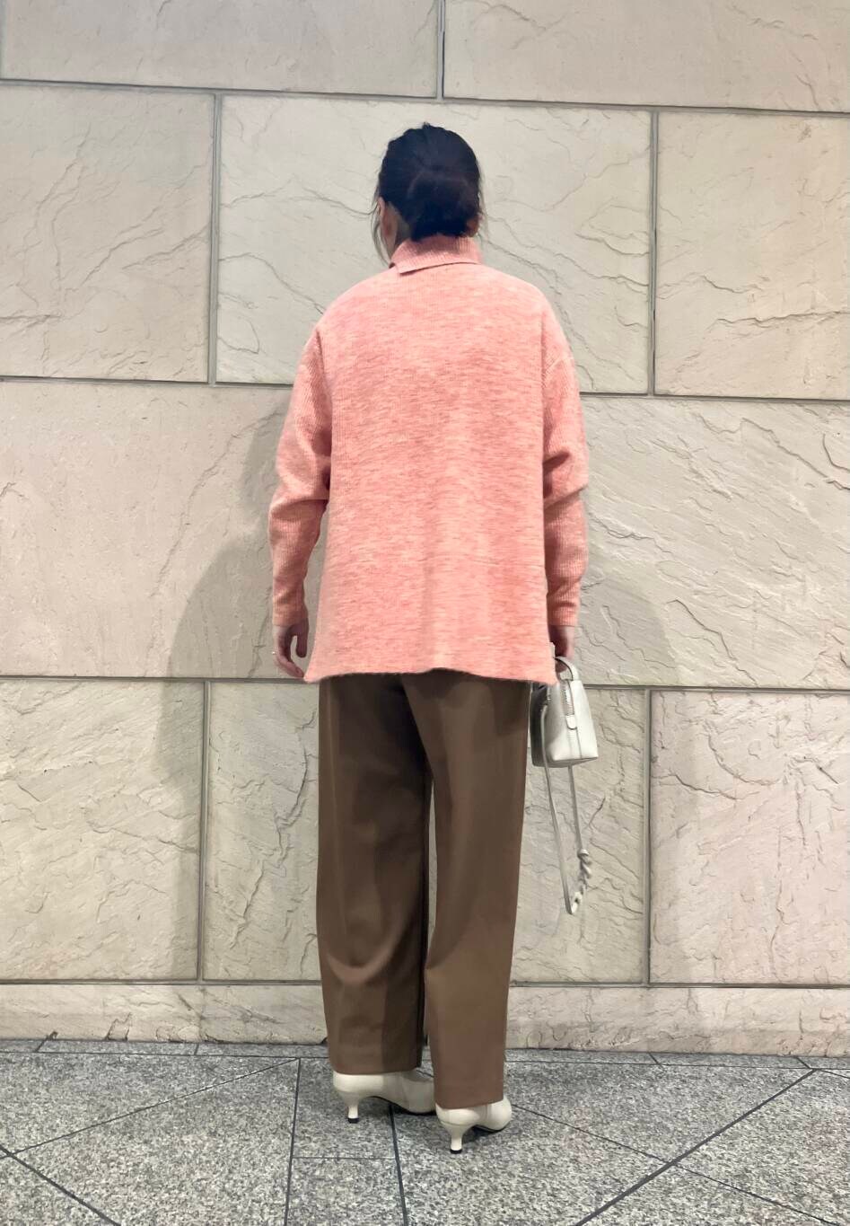 ベージュ系のブーツ、ブラウン系のその他パンツ、ピンク系のニット/セーターを着用したレディースの冬コーディネートの3枚目の写真