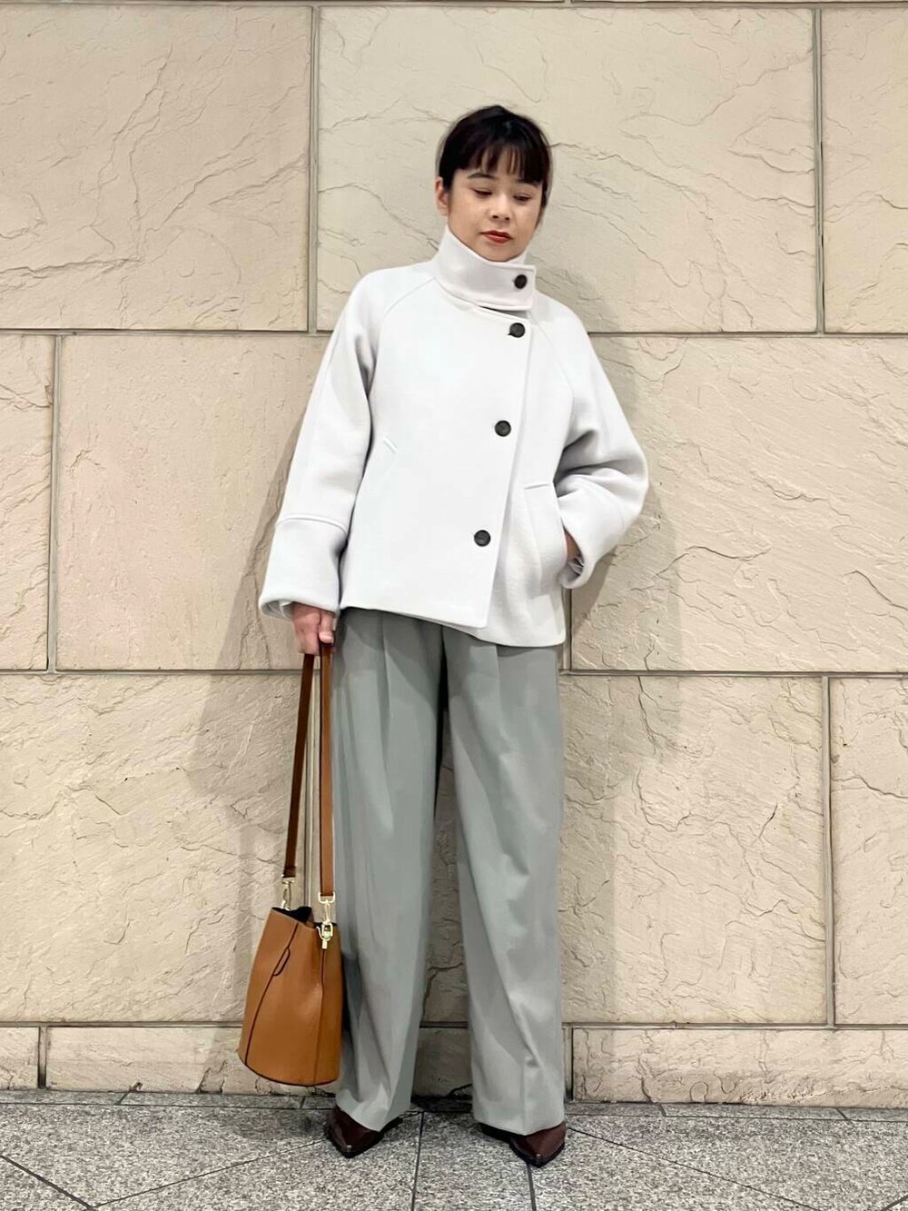 ホワイト系のシャツ/ブラウス、グレー系のピーコート、ブラウン系のショルダーバッグを着用したレディースの秋コーディネートの6枚目の写真