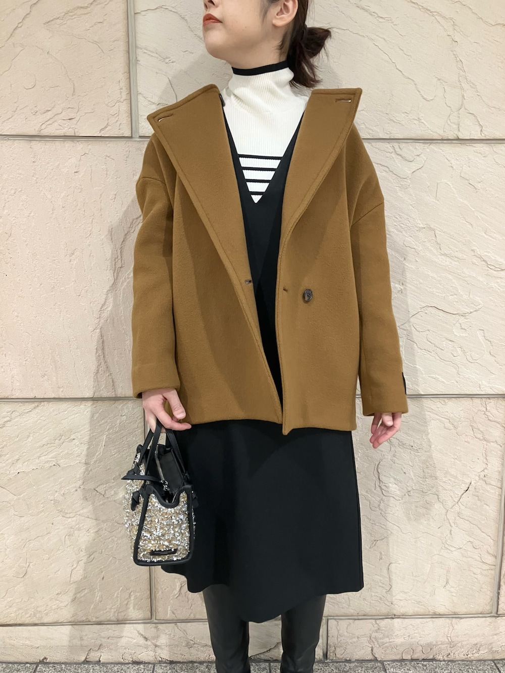 「URBAN RESEARCH ROSSO WOMENの『WEB限定』『UR TECH』ジャンパーワンピース(ジャンパースカート、ブラック系)」を使った、umediaさん(レディース・164cm)の冬コーディネートの3枚目の写真
