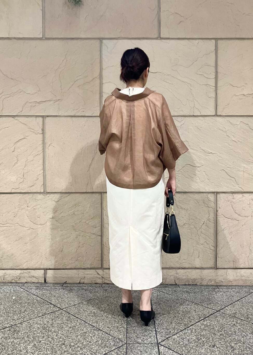 ブラウン系のシャツ/ブラウス、ホワイト系のワンピース、ホワイト系のキャミソールを着用したレディースの夏コーディネートの2枚目の写真