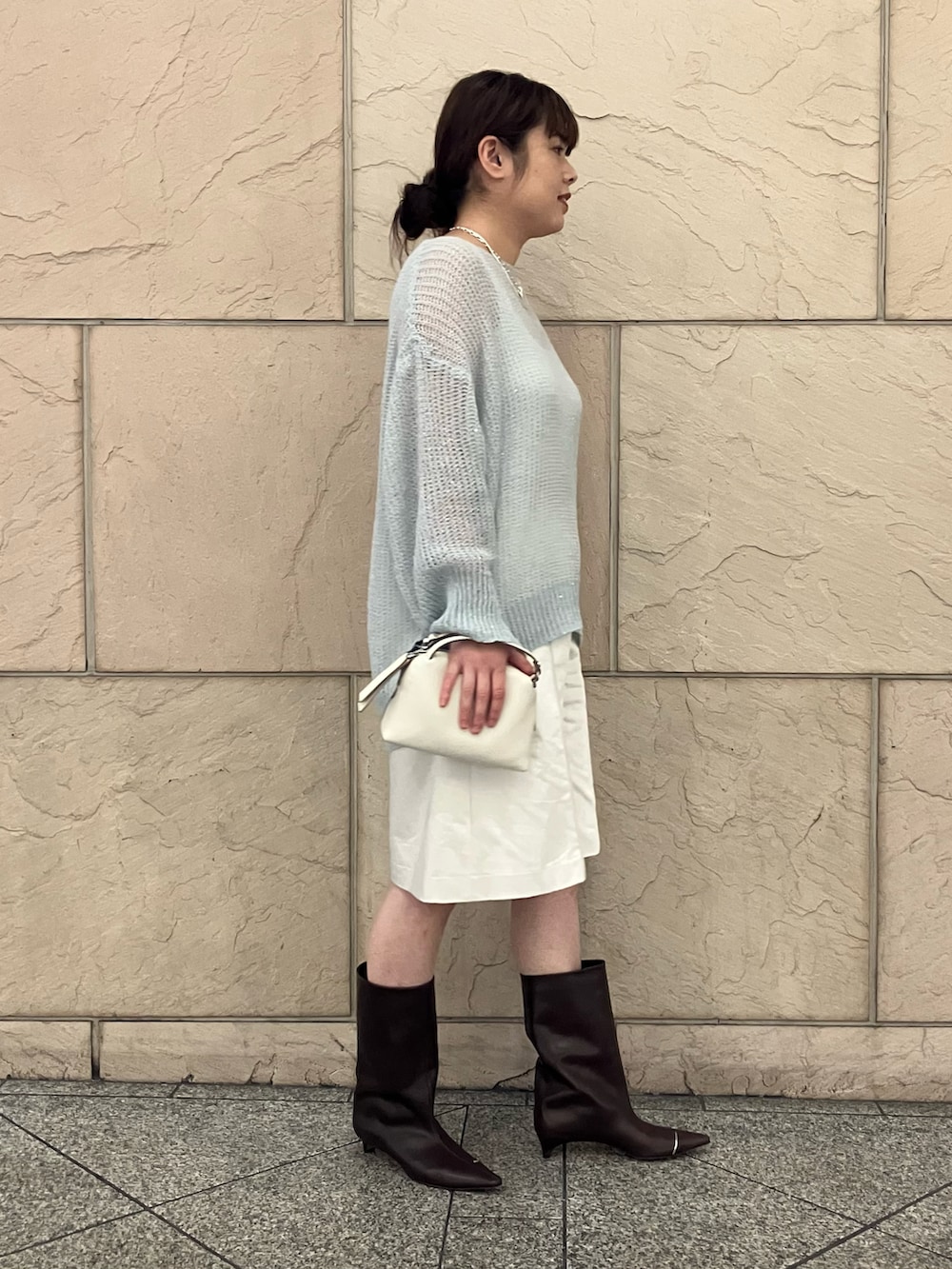 グリーン系のニット/セーター、ホワイト系のその他パンツ、ベージュ系のショルダーバッグを着用したレディースの秋コーディネートの2枚目の写真