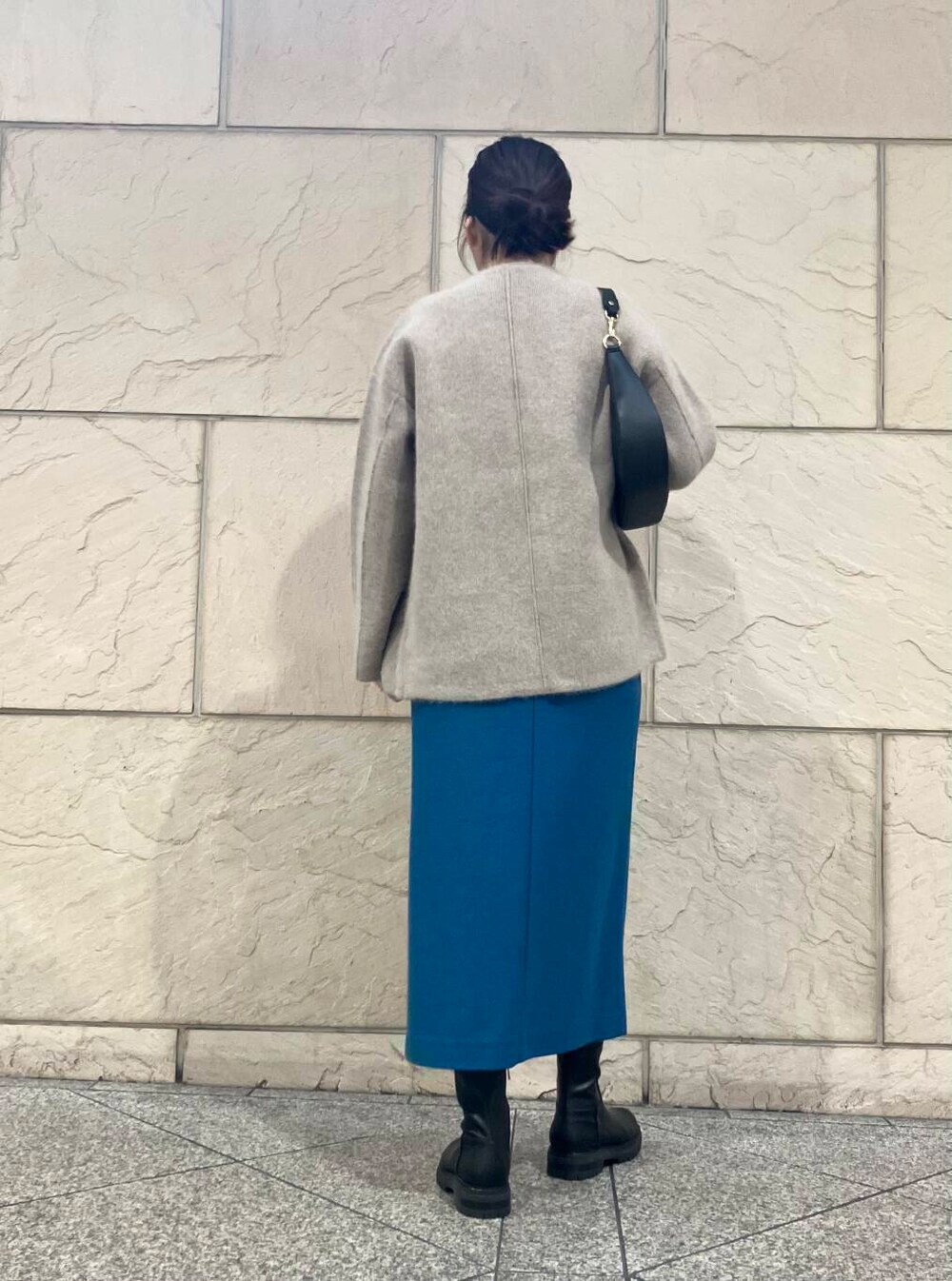 ブラック系のTシャツ/カットソー、ブラウン系のカーディガン/ボレロ、ブラック系のショルダーバッグを着用したレディースの秋コーディネートの3枚目の写真