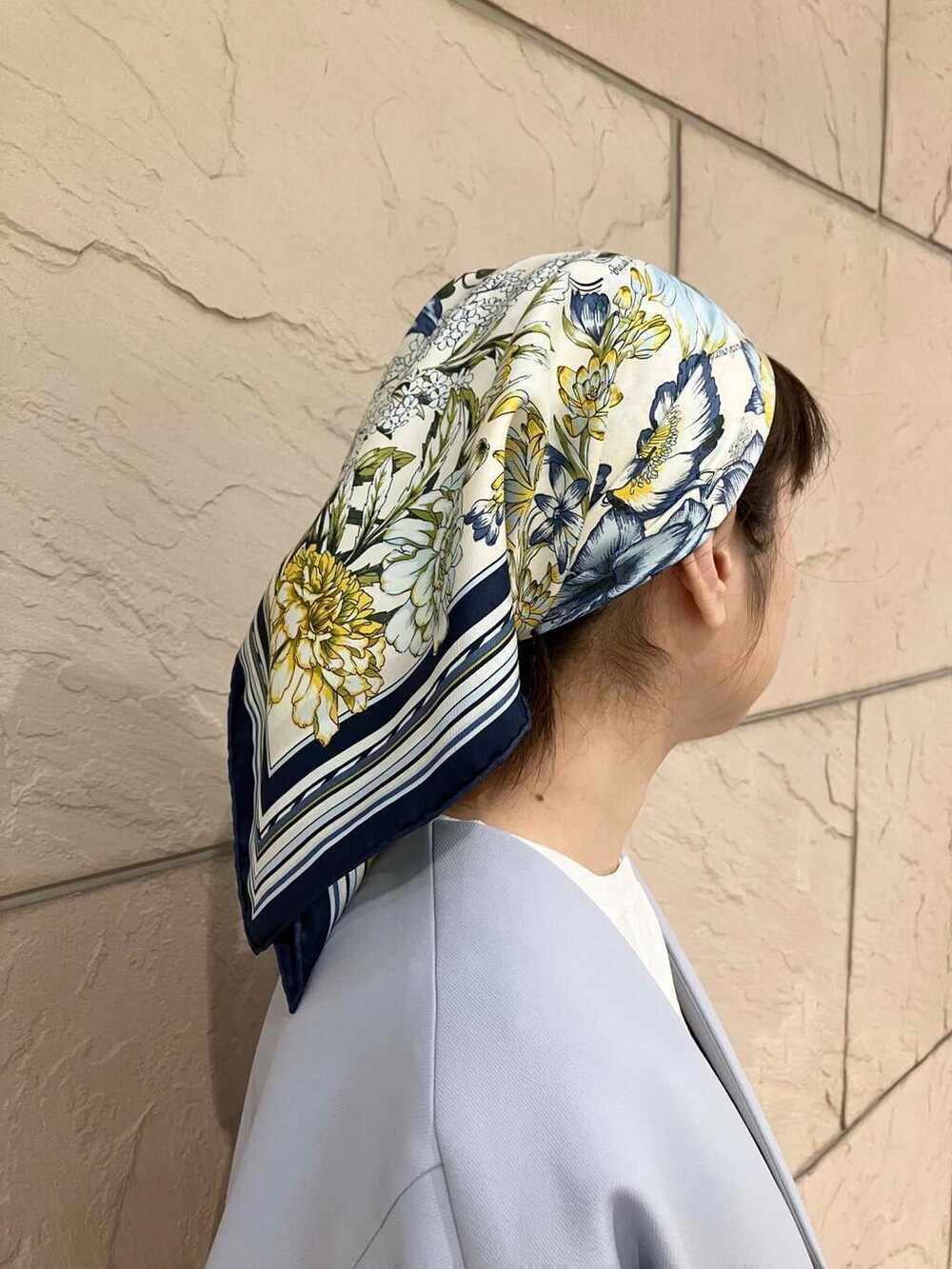 ホワイト系のカーディガン/ボレロ、ベージュ系のその他パンツ、ブルー系のその他アウターを着用したレディースの冬コーディネートの6枚目の写真