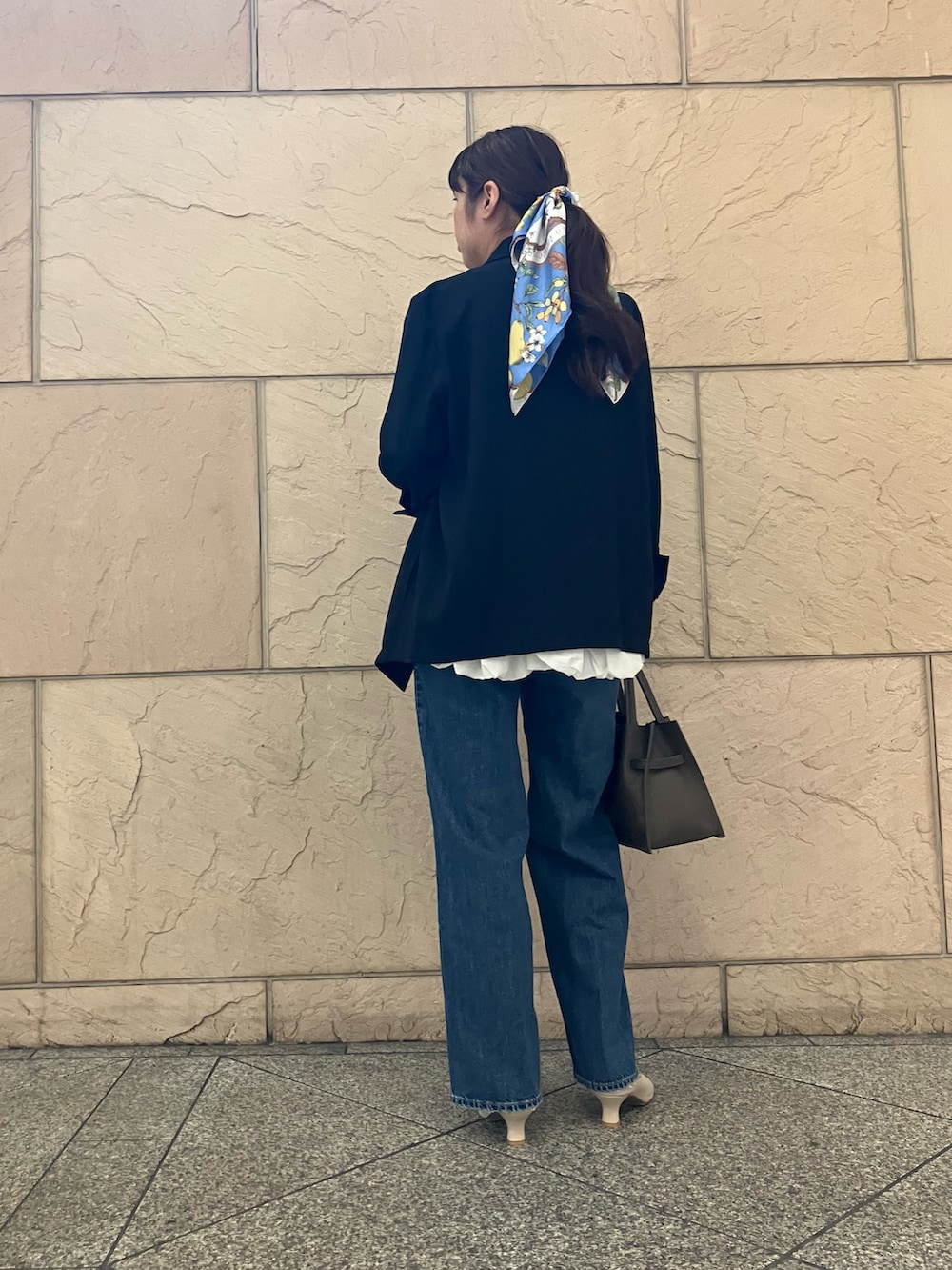 ホワイト系のシャツ/ブラウス、ブルー系のその他アウター、ブルー系のデニムパンツを着用したレディースの夏コーディネートの3枚目の写真