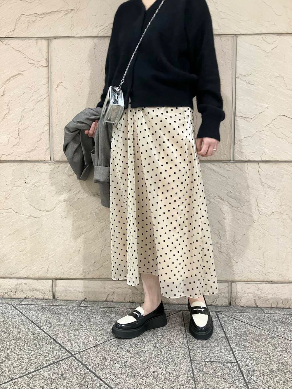 グレー系のその他アウター、ブラック系のカーディガン/ボレロ、シルバー系のショルダーバッグを着用したレディースの冬コーディネートの6枚目の写真