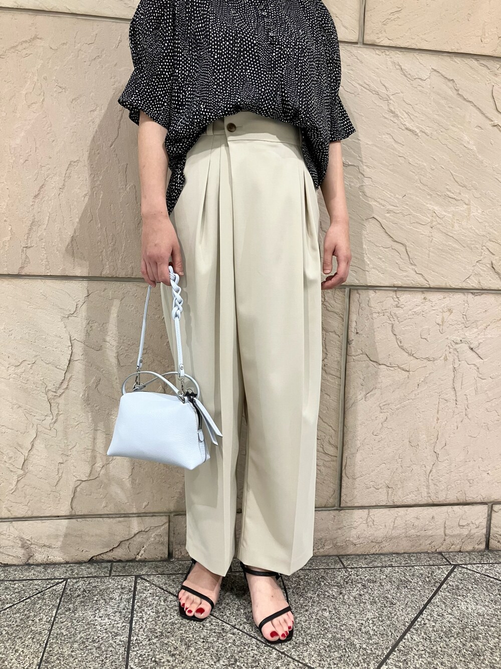 ブラック系のシャツ/ブラウス、ベージュ系のその他パンツ、ブラック系のサンダルを着用したレディースの夏コーディネートの5枚目の写真