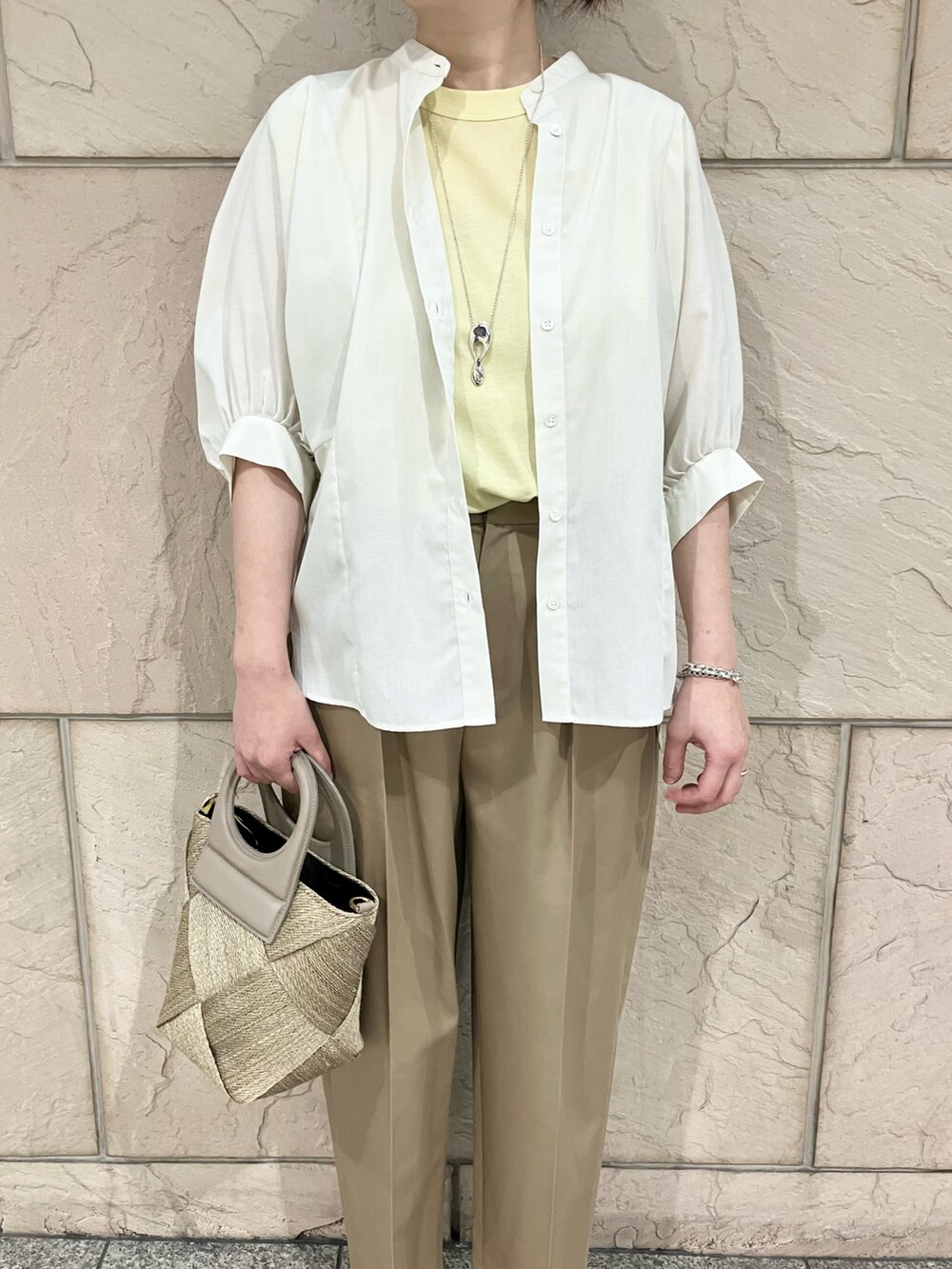 ホワイト系のシャツ/ブラウス、ベージュ系のその他パンツ、ベージュ系のパンプスを着用したレディースの春コーディネートの3枚目の写真