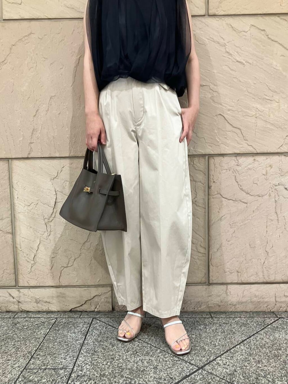 「大人カジュアル、デートコーデ、ママコーデ、チノパンツ、チュール、休日コーデ、newarrival、オフィスカジュアル、通勤、ROSSO、コクーンパンツ、綺麗めカジュアル、お仕事コーデ、お出かけコーデ、ウォッシャブル」｜「URBAN RESEARCH ROSSO WOMENのストレッチコクーンチノパンツ（その他パンツ、ベージュ系）」を使った、umediaさん（レディース・164cm）の夏コーディネートの5枚目の写真