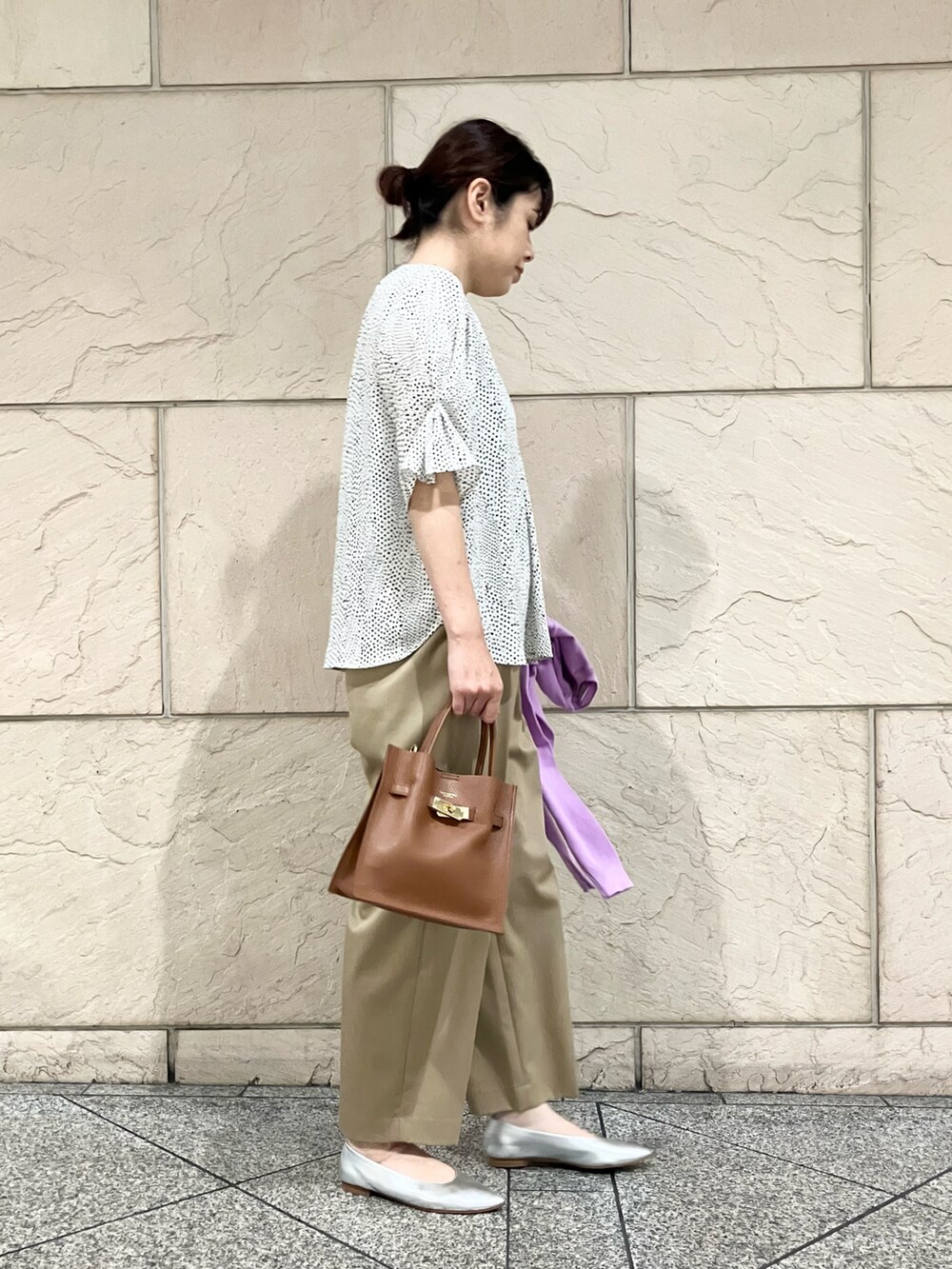 ホワイト系のシャツ/ブラウス、ベージュ系のその他パンツ、シルバー系のその他シューズを着用したレディースの夏コーディネートの2枚目の写真