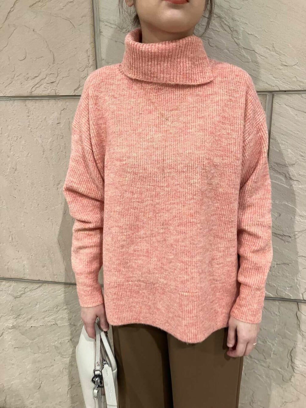 ベージュ系のブーツ、ブラウン系のその他パンツ、ピンク系のニット/セーターを着用したレディースの冬コーディネートの4枚目の写真