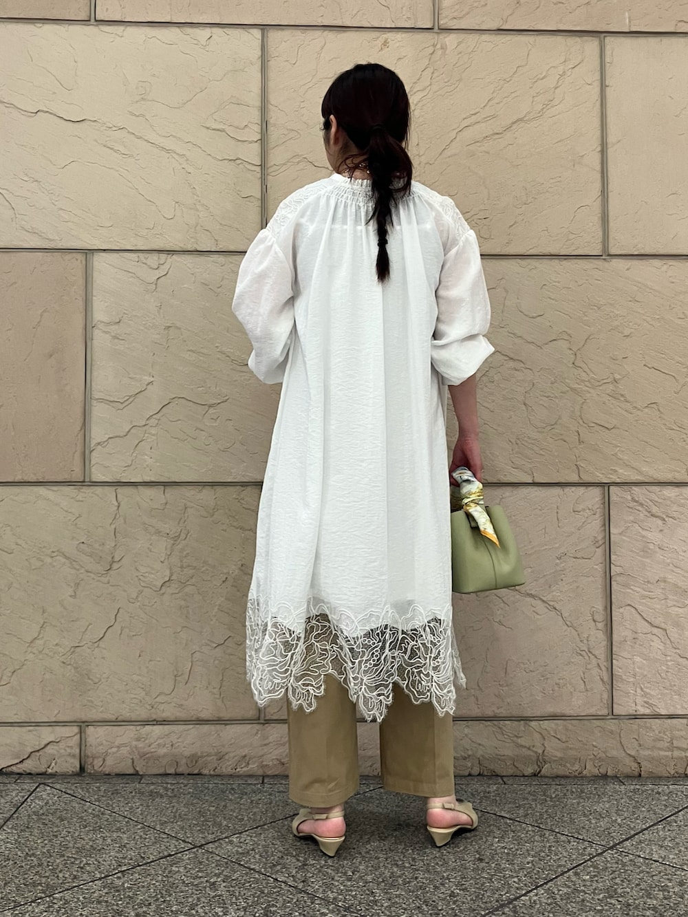 ベージュ系のその他パンツ、ホワイト系のワンピース、グリーン系のバッグを着用したレディースの春コーディネートの3枚目の写真