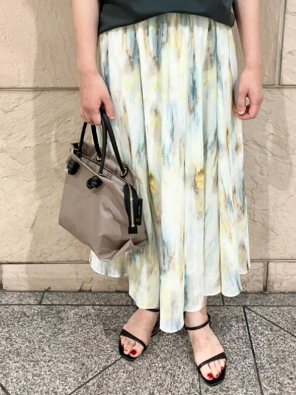 グリーン系のTシャツ/カットソー、ホワイト系のスカート、ベージュ系のトートバッグを着用したレディースの夏コーディネートの5枚目の写真