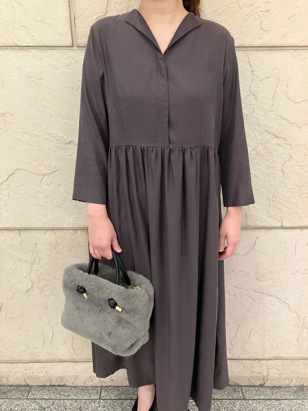 ブラウン系のワンピース、グレー系のバッグ、ブラック系のパンプスを着用したレディースの夏コーディネートの3枚目の写真