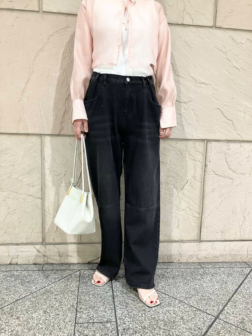 ホワイト系のサンダル、ホワイト系のキャミソール、ブラック系のデニムパンツを着用したレディースの夏コーディネートの5枚目の写真