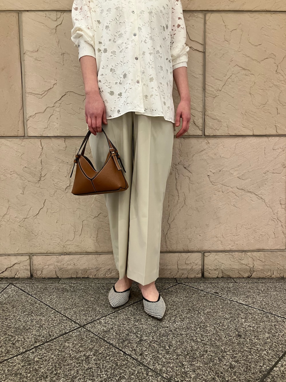ホワイト系のシャツ/ブラウス、ベージュ系のその他パンツ、ブラウン系のバッグを着用したレディースの春コーディネートの5枚目の写真