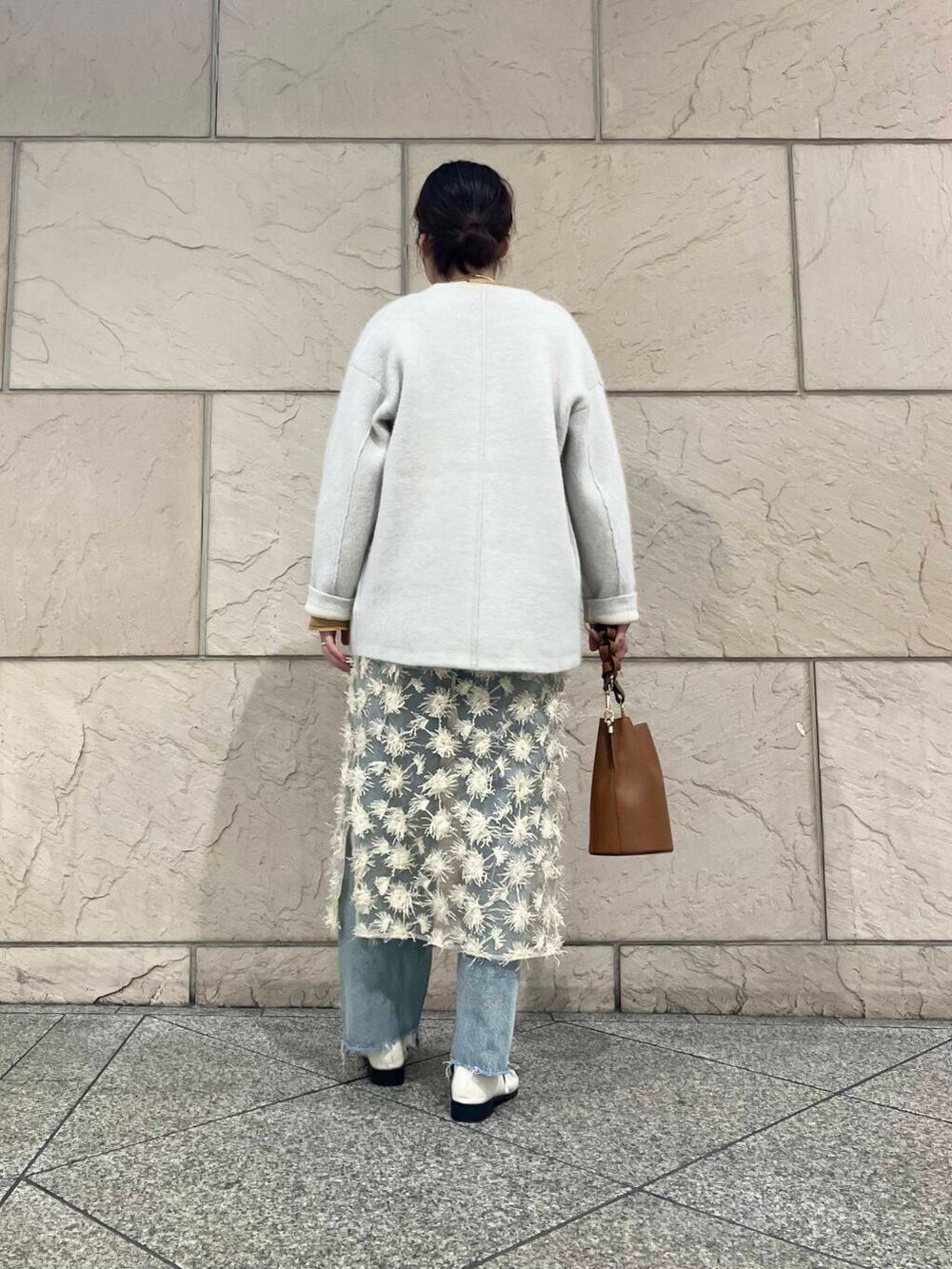 ブルー系のデニムパンツ、グレー系のカーディガン/ボレロ、イエロー系のシャツ/ブラウスを着用したレディースの秋コーディネートの3枚目の写真